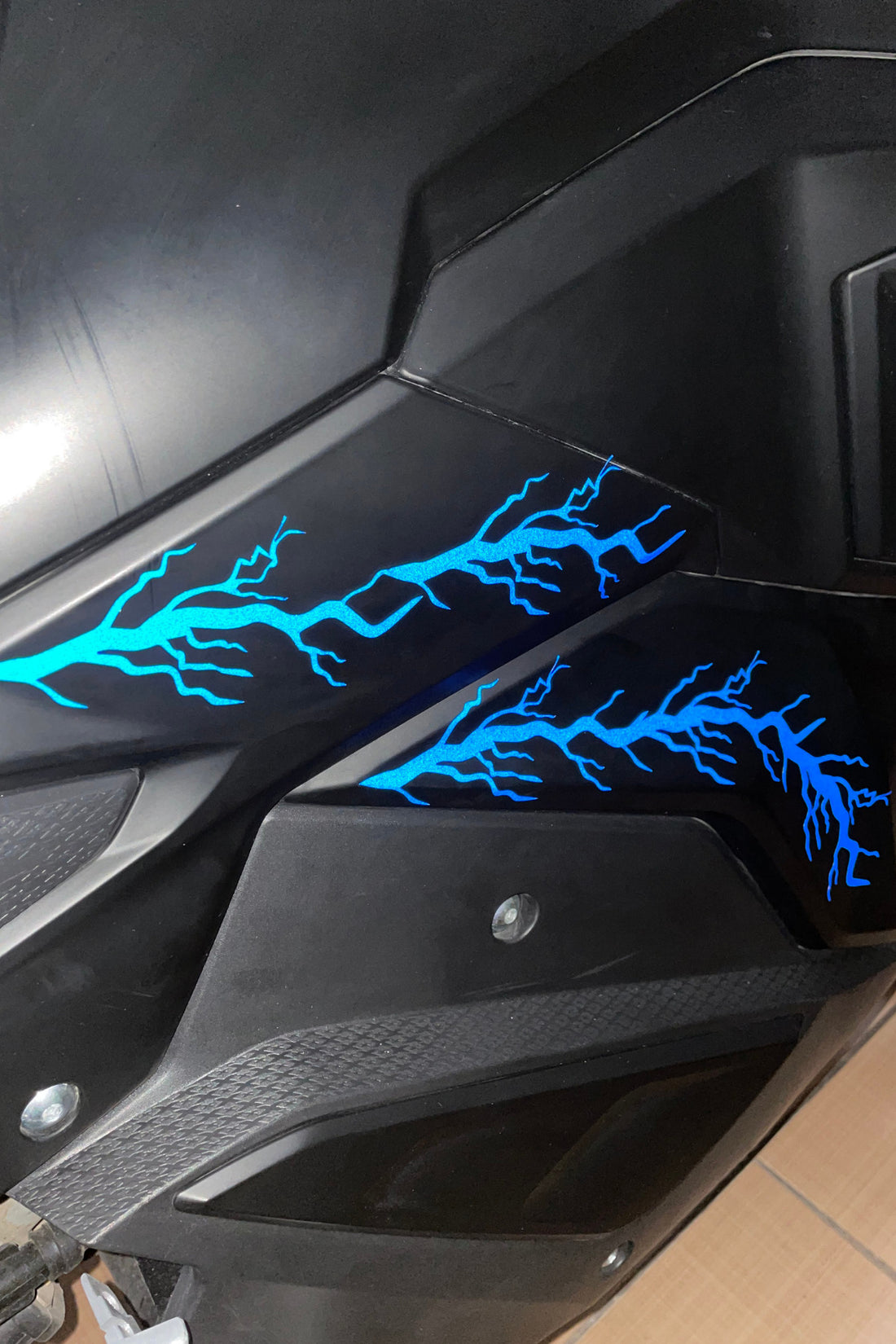 Motor için Gece Parlayan Reflektörlü Mavi Şimşek Yıldırım Sticker Etiket (10'lu Set)