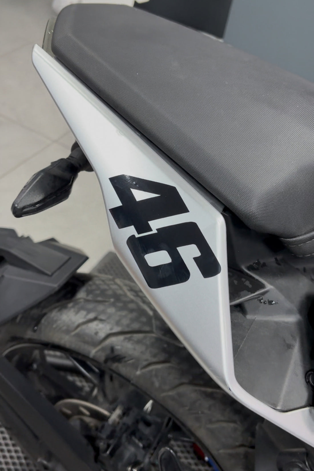 Motor-Araba-Kask için Siyah Renk 46 Yazı-Logo-Numeratör Sticker Etiket (12CMx6CM)(1 Adet)