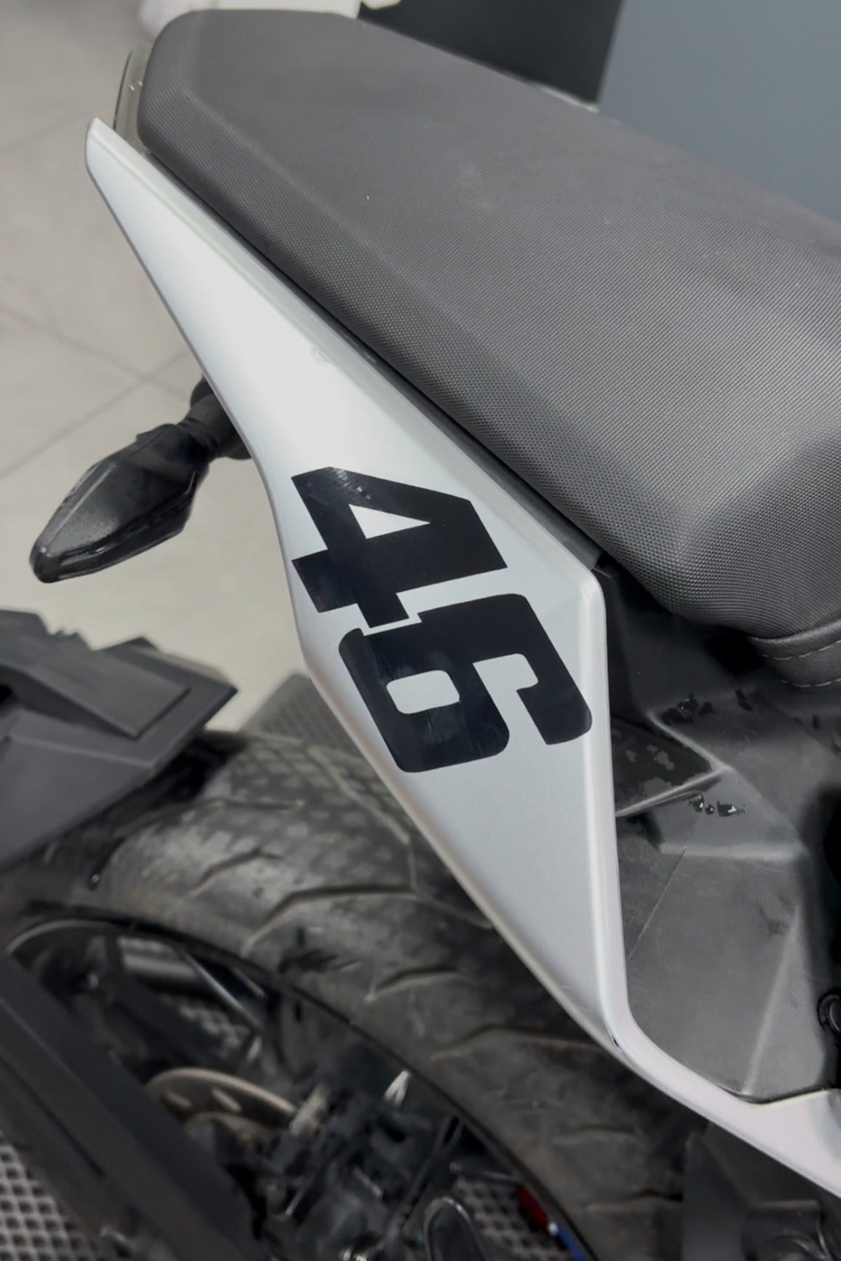 Motor-Araba-Kask için Siyah Renk 46 Yazı-Logo-Numeratör Sticker Etiket (12CMx6CM)(1 Adet)