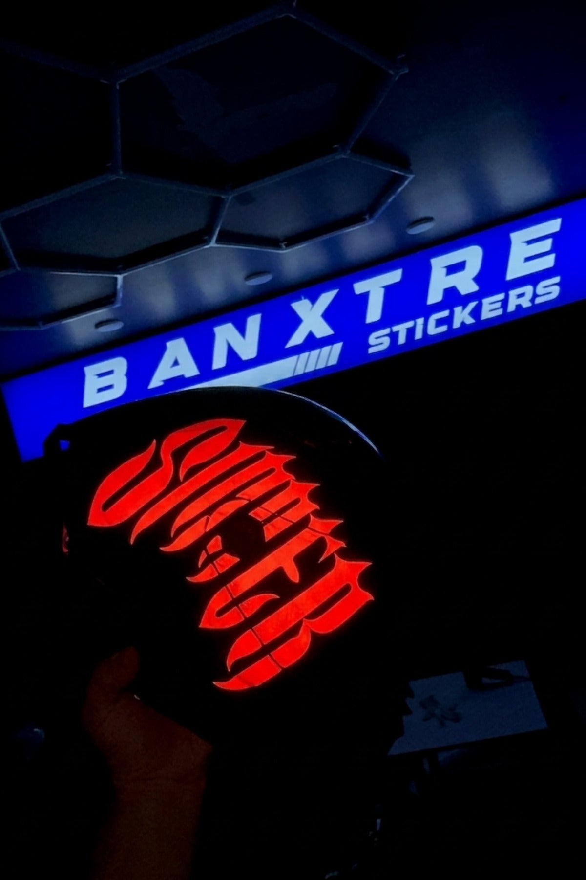 Kask için Gotik Yazı Tipiyle Reflektörlü Sinner Kask Sticker Etiket (Gece Flaş ile Parlar)