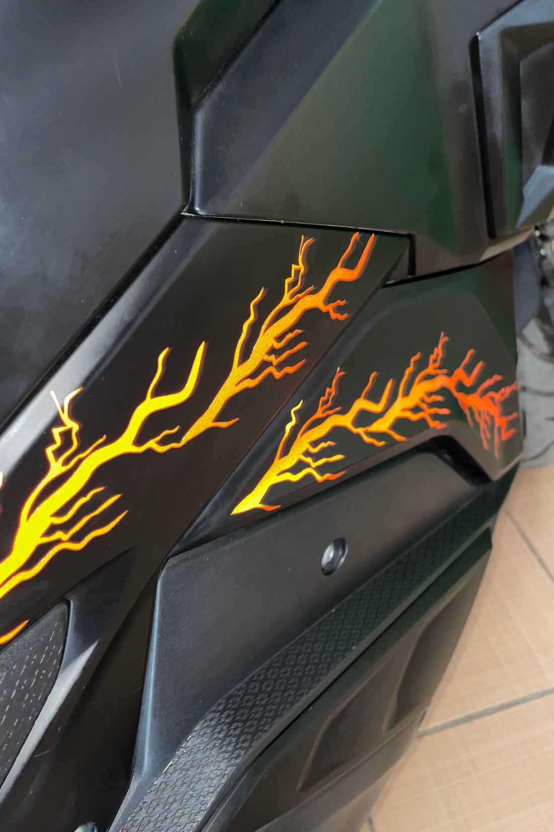 Motor için Gece Parlayan Reflektörlü Turuncu Yıldırım Şimşek Sticker Etiket (10'lu Set)