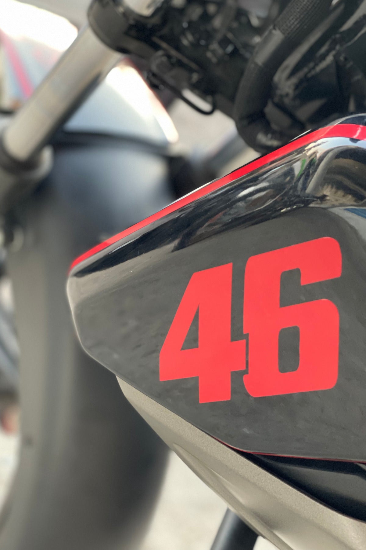 Motor-Araba-Kask için Kırmızı 46 Yarış Stili Logo Sticker Etiket (1 Adet)