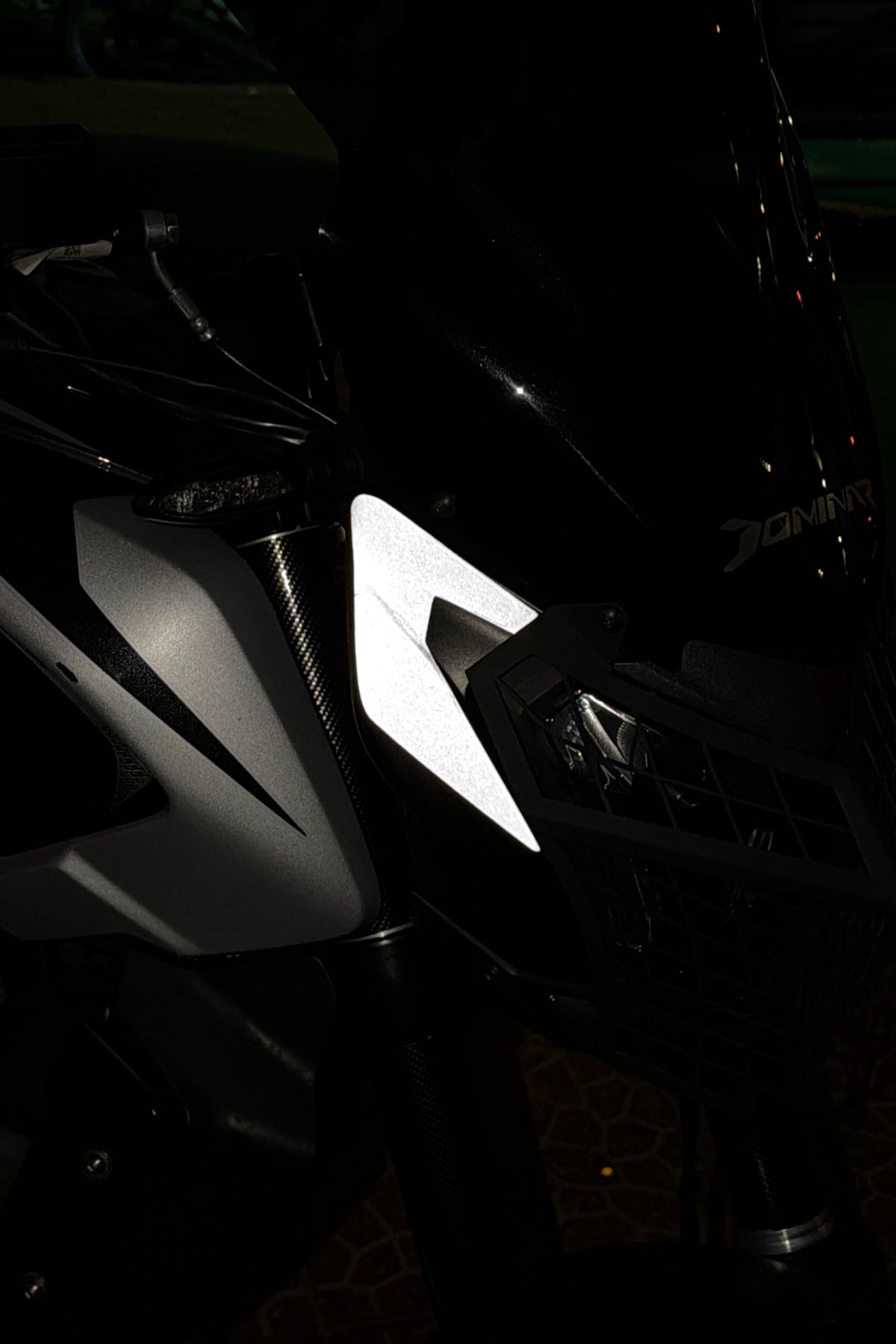 Bajaj Dominar 250/400 için Reflektörlü Orijinal Kafa Sticker (Sağ ve Sol)