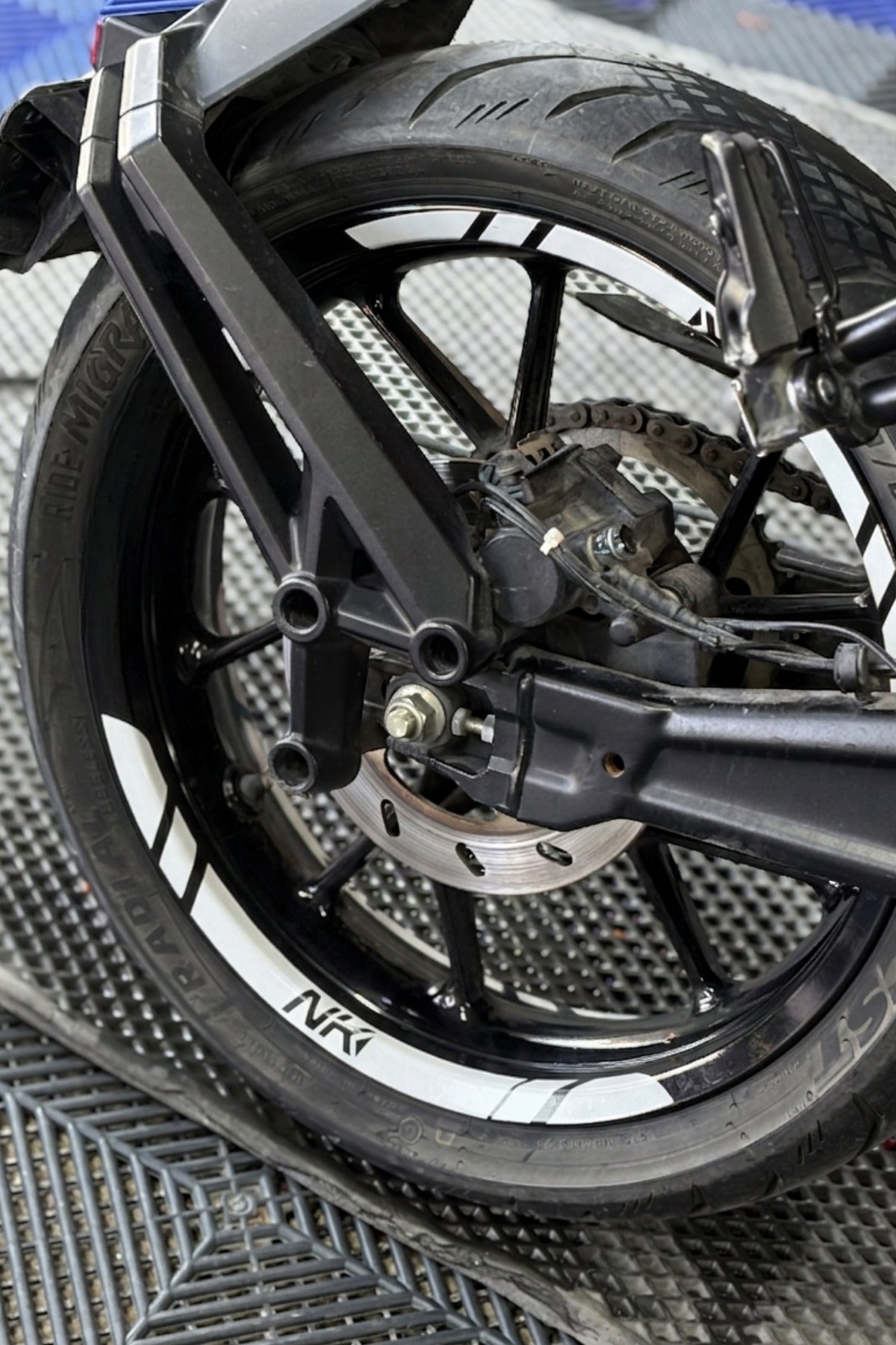 CFMOTO NK 250-450 için Uyumlu NK Logolu Jant Şeridi Sticker Seti (8 Parça)