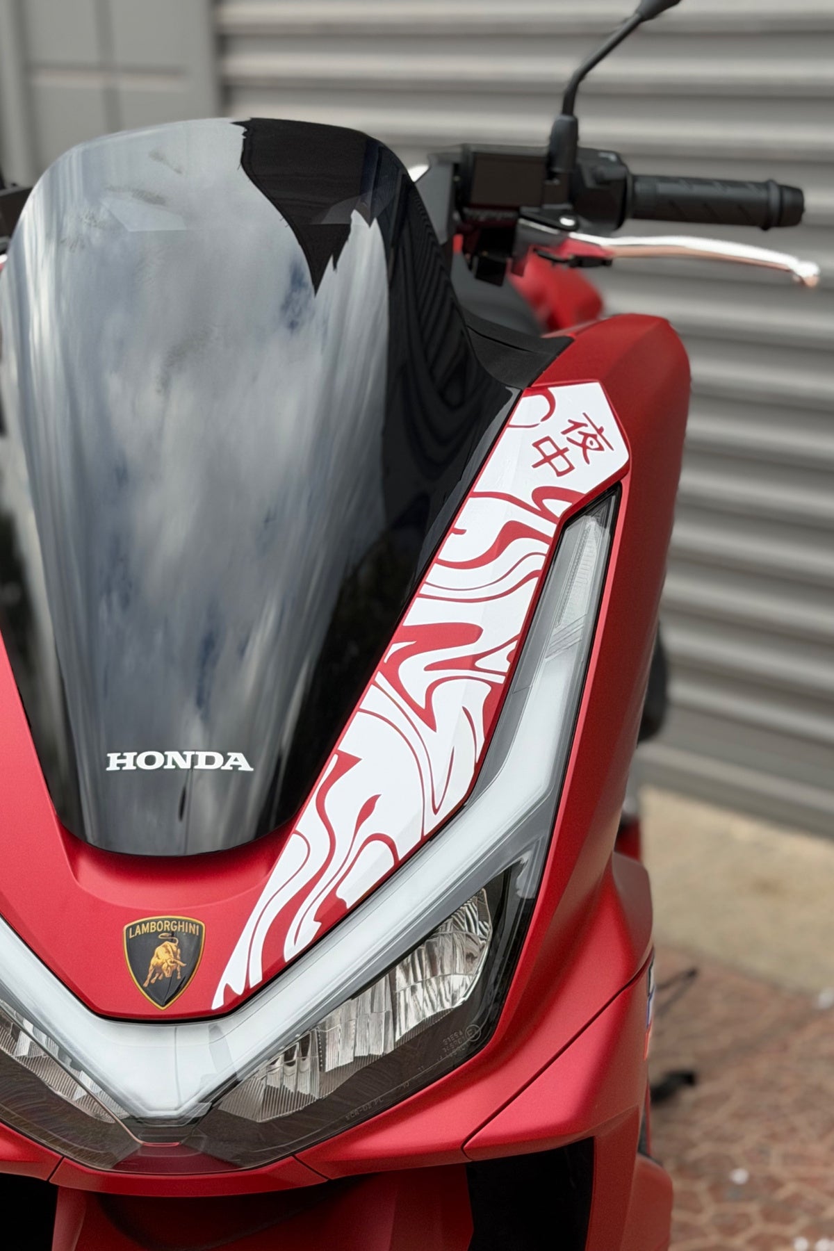 Honda PCX Deluxe Yeni Kasa 2025-2026 Uyumlu Kanji Duman Desenli Ön Panel Sticker