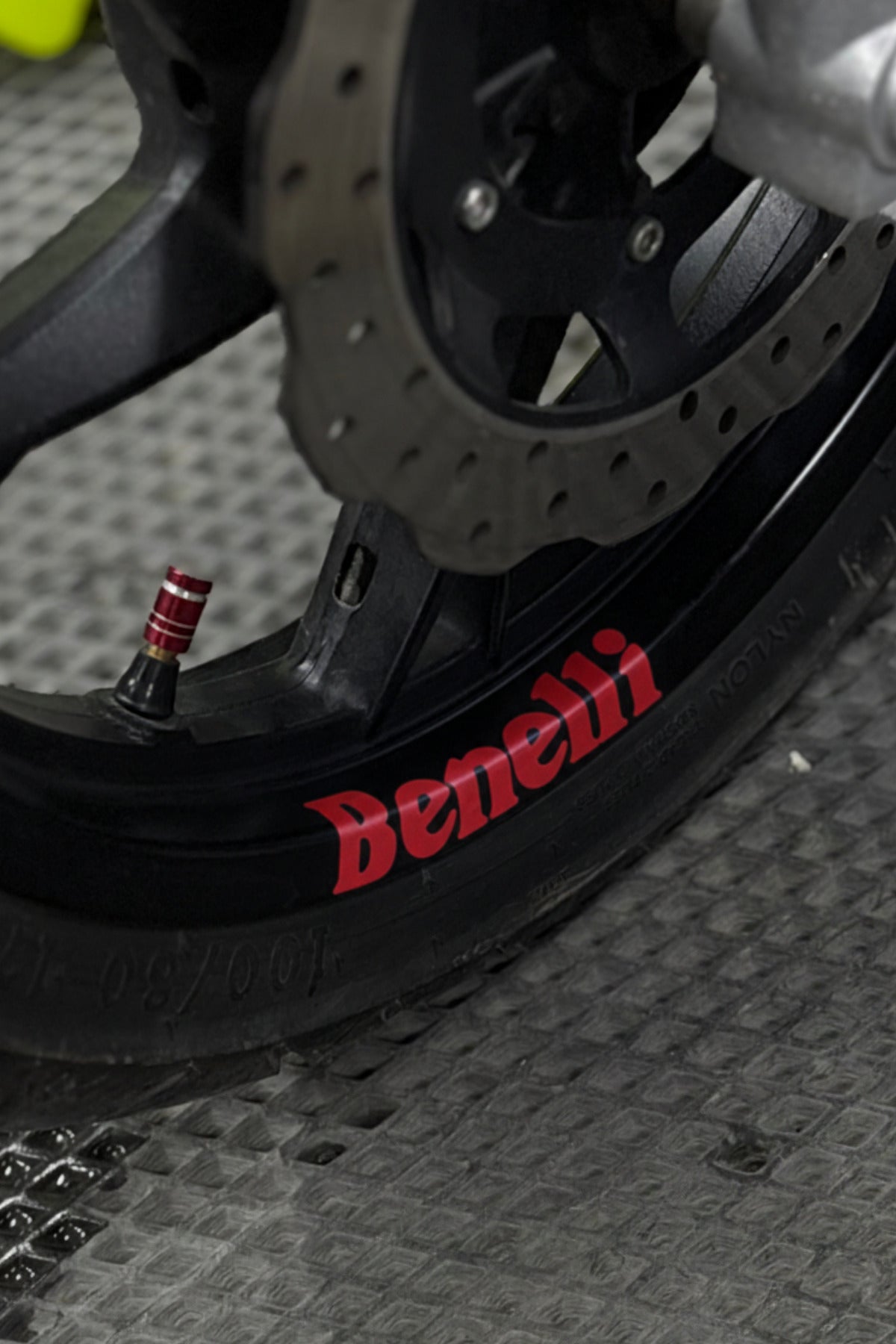 Benelli Motor Grubu için Benelli Jant içi Yazı Sticker Seti (4 Parça)