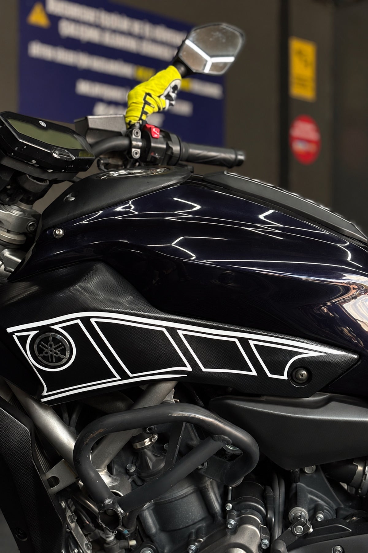 Yamaha MT-07 için Yan Panel için Boşluklu İnce Çizikli Sticker Seti (Sağ ve Sol )