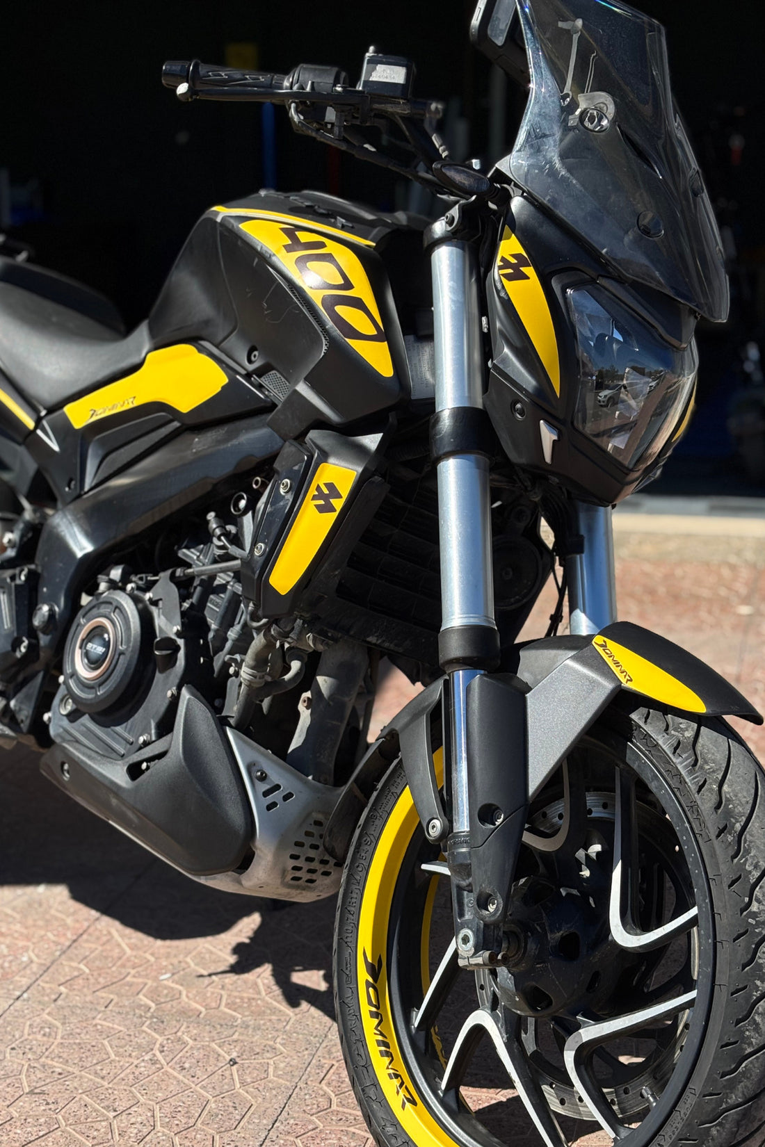 Bajaj Dominar 400 için Mat Sarı Baskılı Komple Sticker Seti