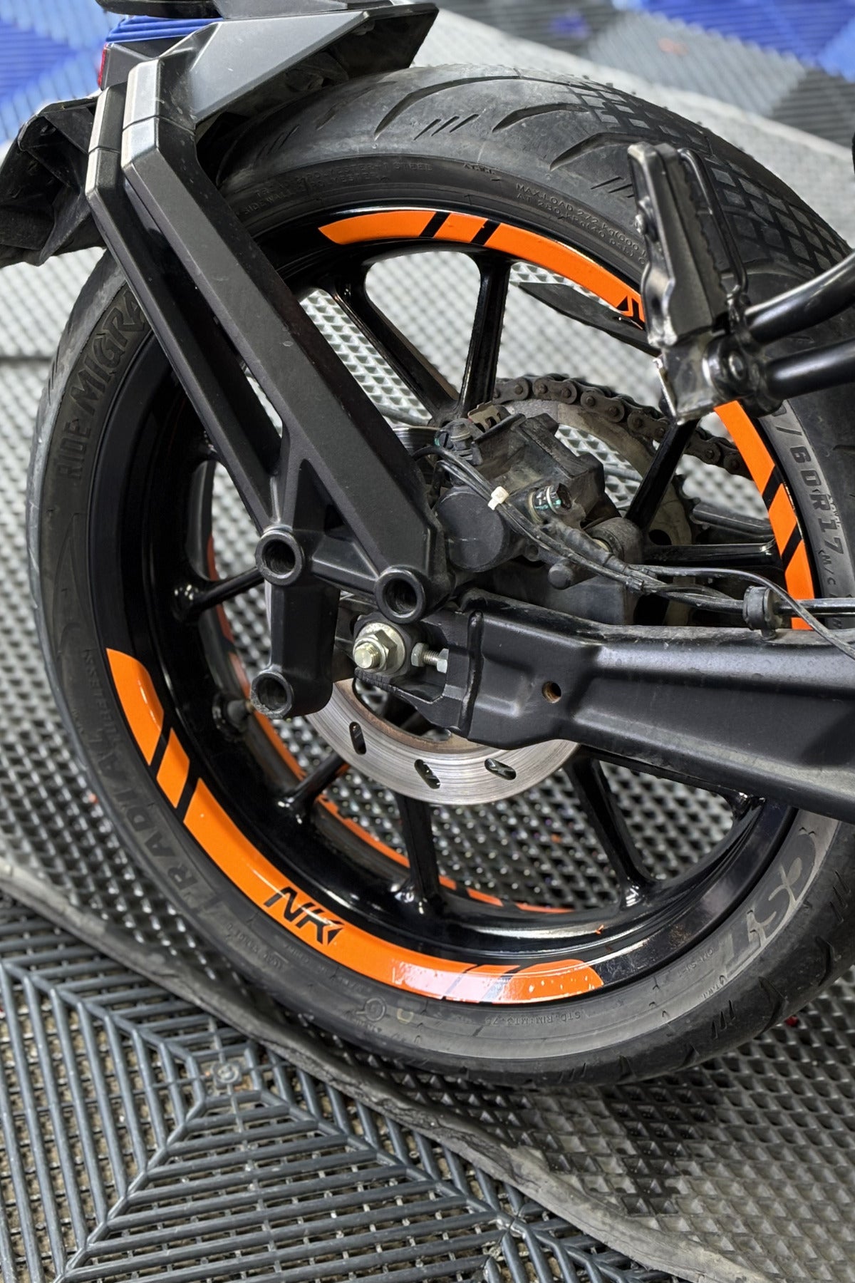 CFMOTO NK 250-450 için Uyumlu NK Logolu Jant Şeridi Sticker Seti (8 Parça)