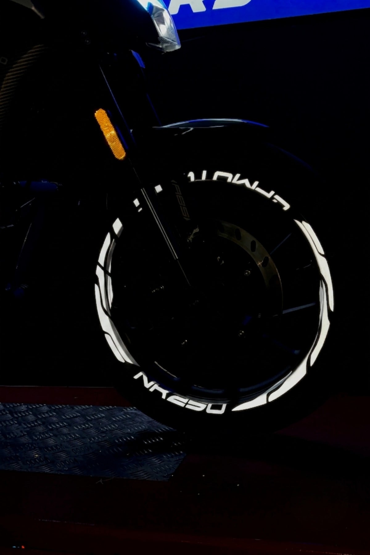 CFMOTO NK250 için Reflektörlü Premium Seri Jant Şeridi Sticker Seti (Ön ve Arka)
