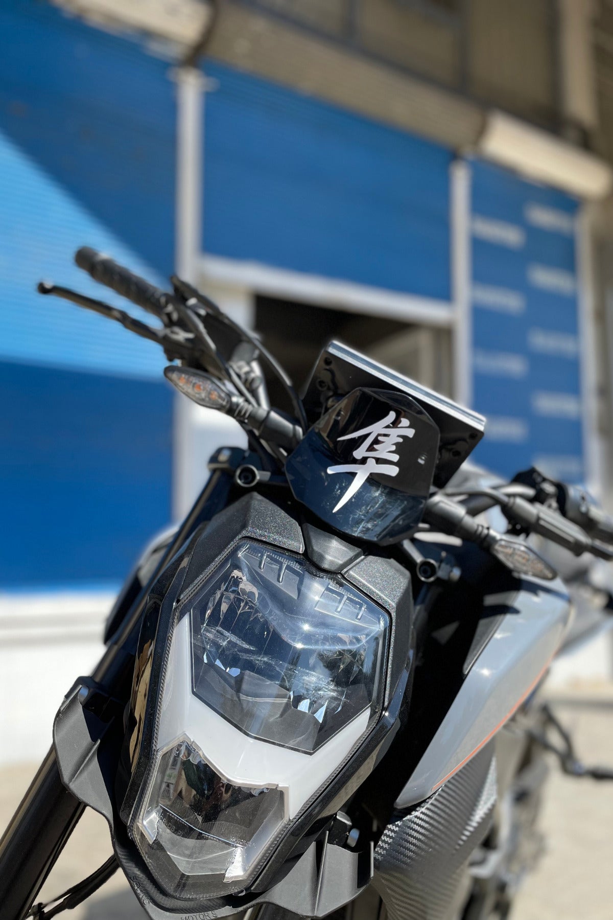 Araba-Motor-Kask için Beyaz Renk Japonca Yazı Hayabusa Sticker Etiket 10CM (1 Adet)