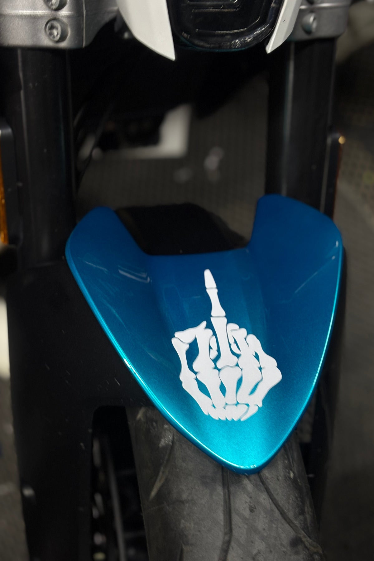 Motosiklet ve Kask için Kemikli Beyaz Orta Parmak Sticker Etiket (12 CM)
