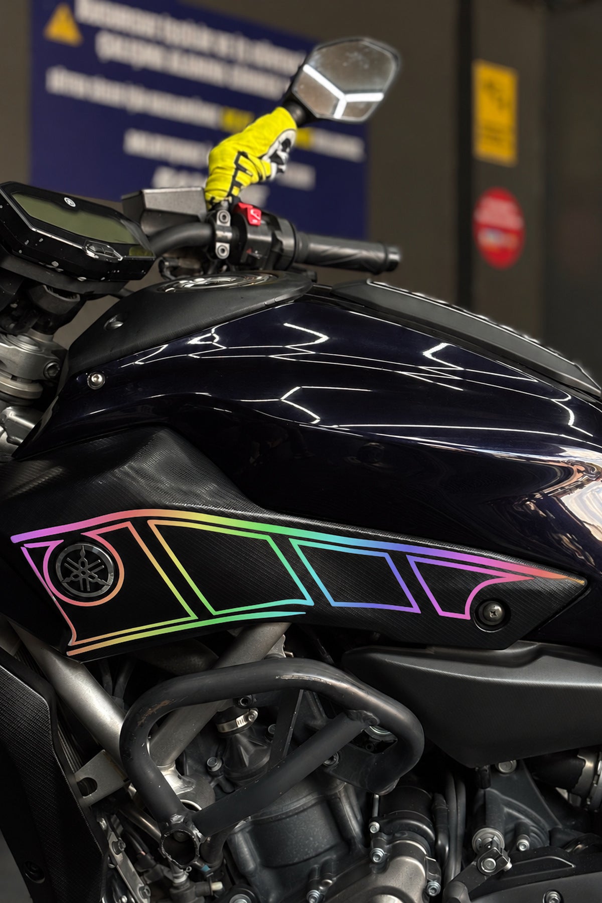 Yamaha MT-07 için Yan Panel için Boşluklu İnce Çizikli Sticker Seti (Sağ ve Sol )