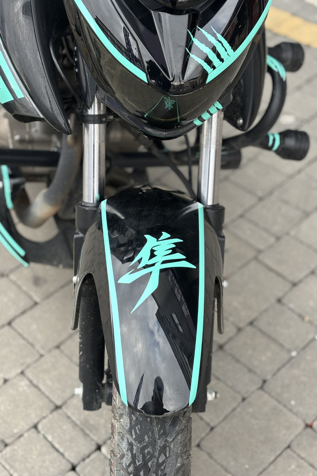 Motor ve Kask için Nane Rengi Japonca Yazı Eğik Hayabusa Sticker Etiket (1 Adet)(12CMx11CM)