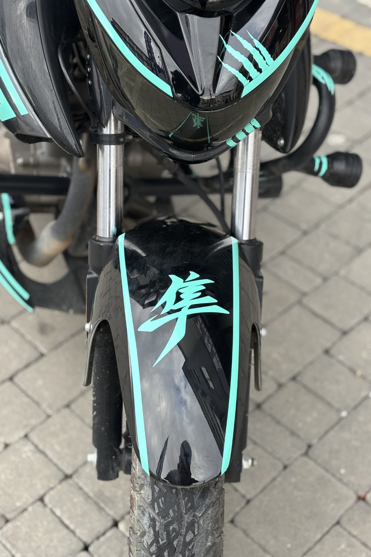 Motor ve Kask için Nane Rengi Japonca Yazı Eğik Hayabusa Sticker Etiket (1 Adet)(12CMx11CM)