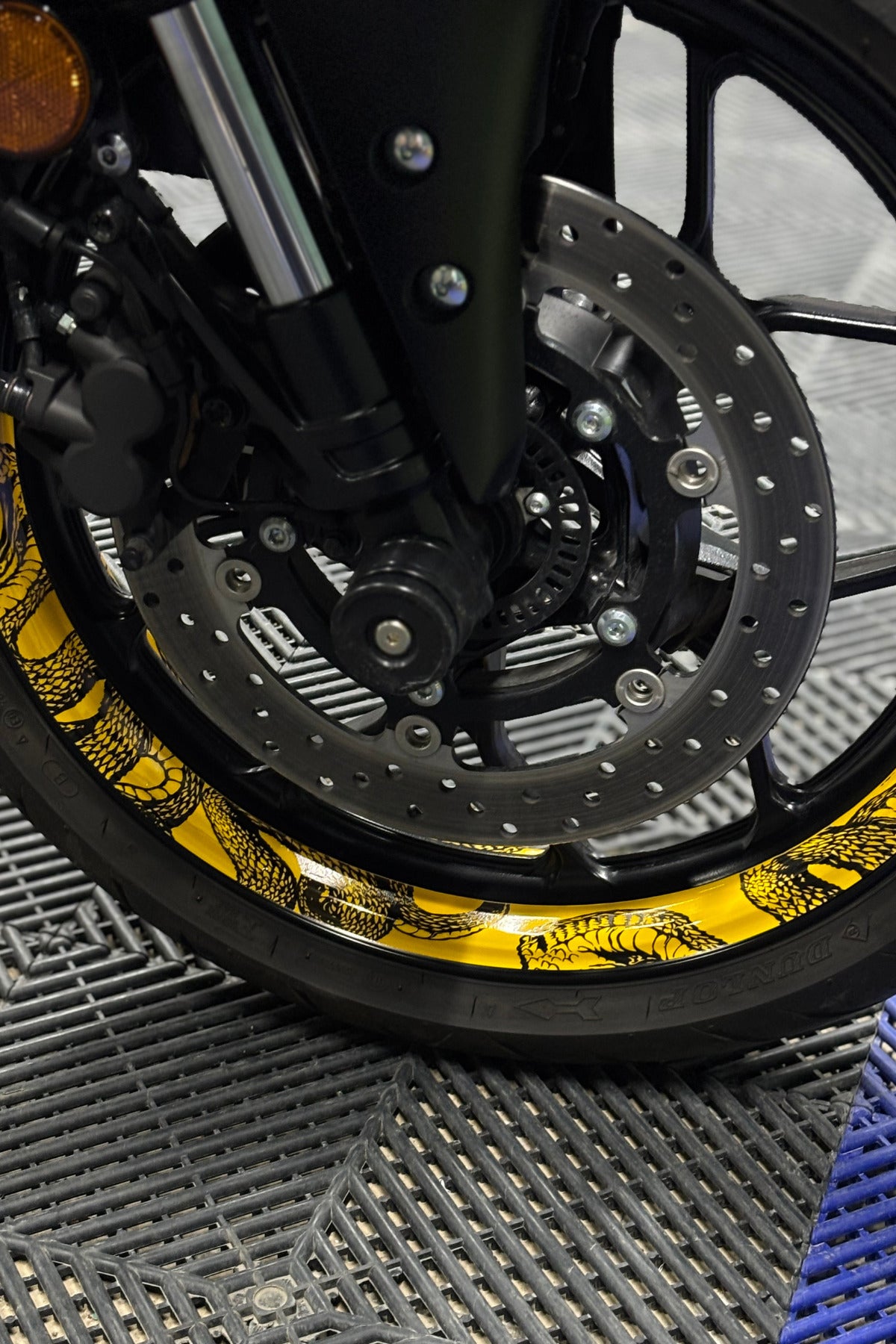 Motosiklet 17 Inch Uyumlu Reflektörlü Sarı Yılan Desenli Yarım Jant Şeridi Sticker Seti (4 Parça)