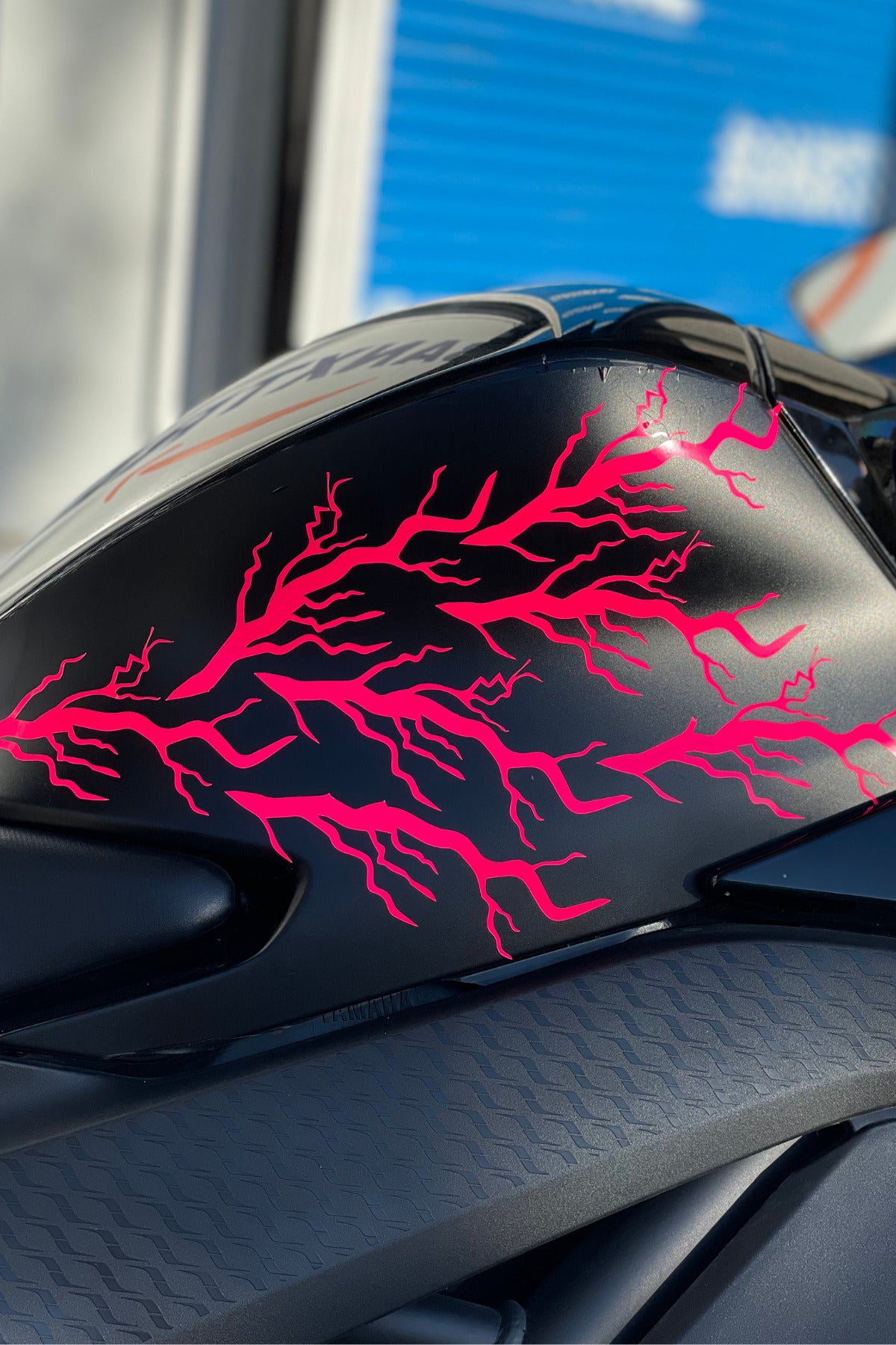 Motor ve Kask için Neon Pembe Şimşek Yıldırım Sticker Etiket Seti (8'li)