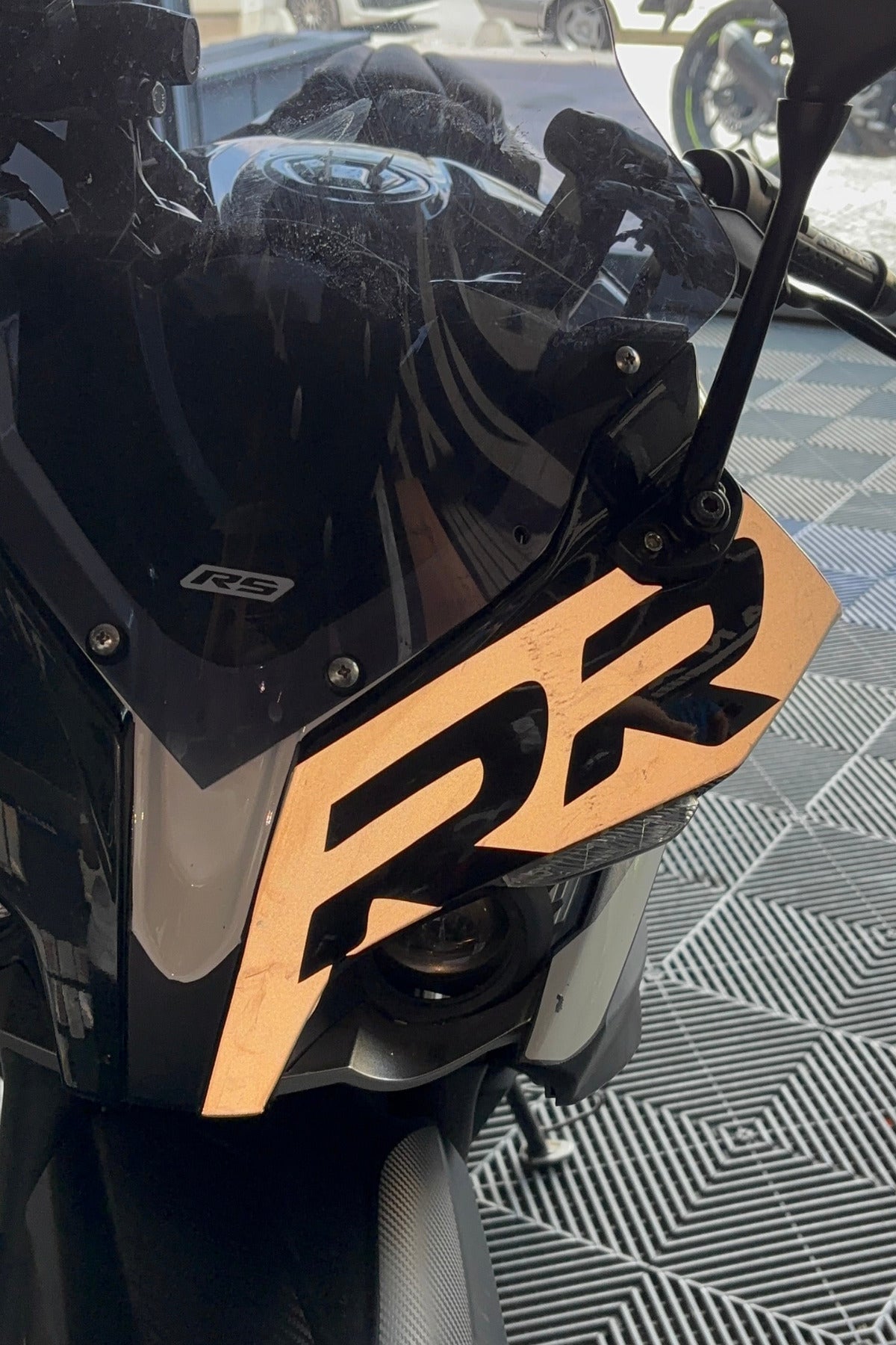 Bajaj Pulsar RS 200 için Reflektörlü RR Kafa Detay Sticker (Sadece 1 Adet)