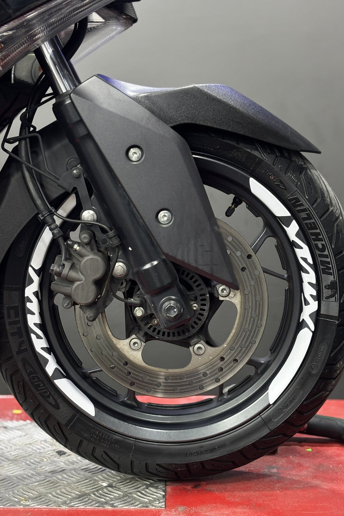Yamaha Xmax Scooter için Xmax Yazılı Jant Şeridi Sticker Seti (2 Janta da Yeterli)