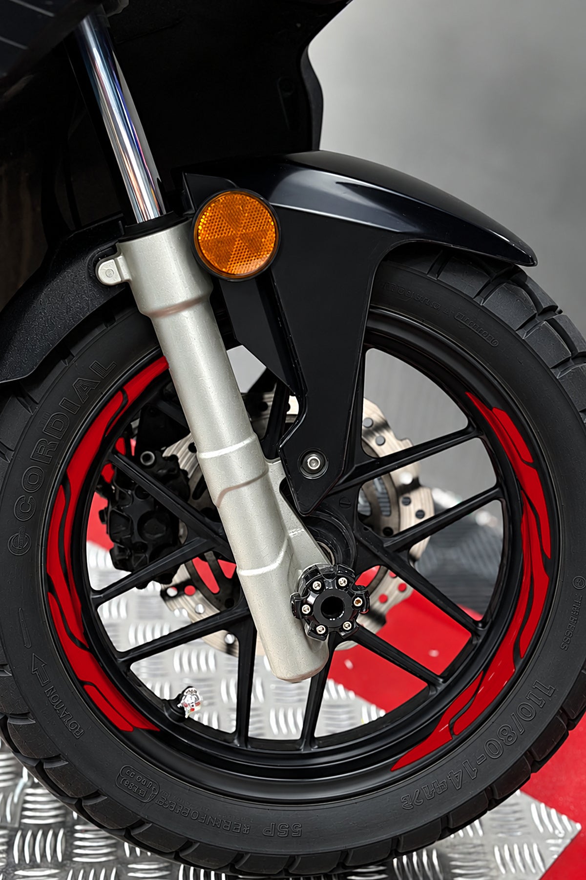 Scooter Grubu için 13-14-15 Jant Uyumlu Kesikli V2 Jant Şeridi Sticker Seti (Ön-Arka Tam Yeterli)