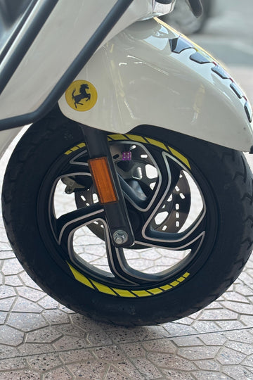 Scooterlar için Tüm Modellere Uyumlu Civciv Sarısı Kesikli Jant Şeridi Sticker Seti (8'li)