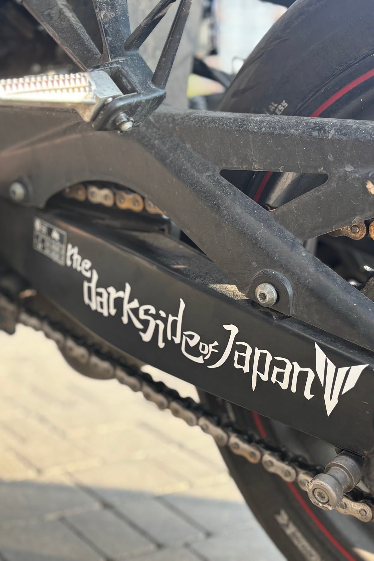 Motosiklet için Beyaz Eğik Logolu The Dark Side of Japan MT Logolu Sticker (28CM)