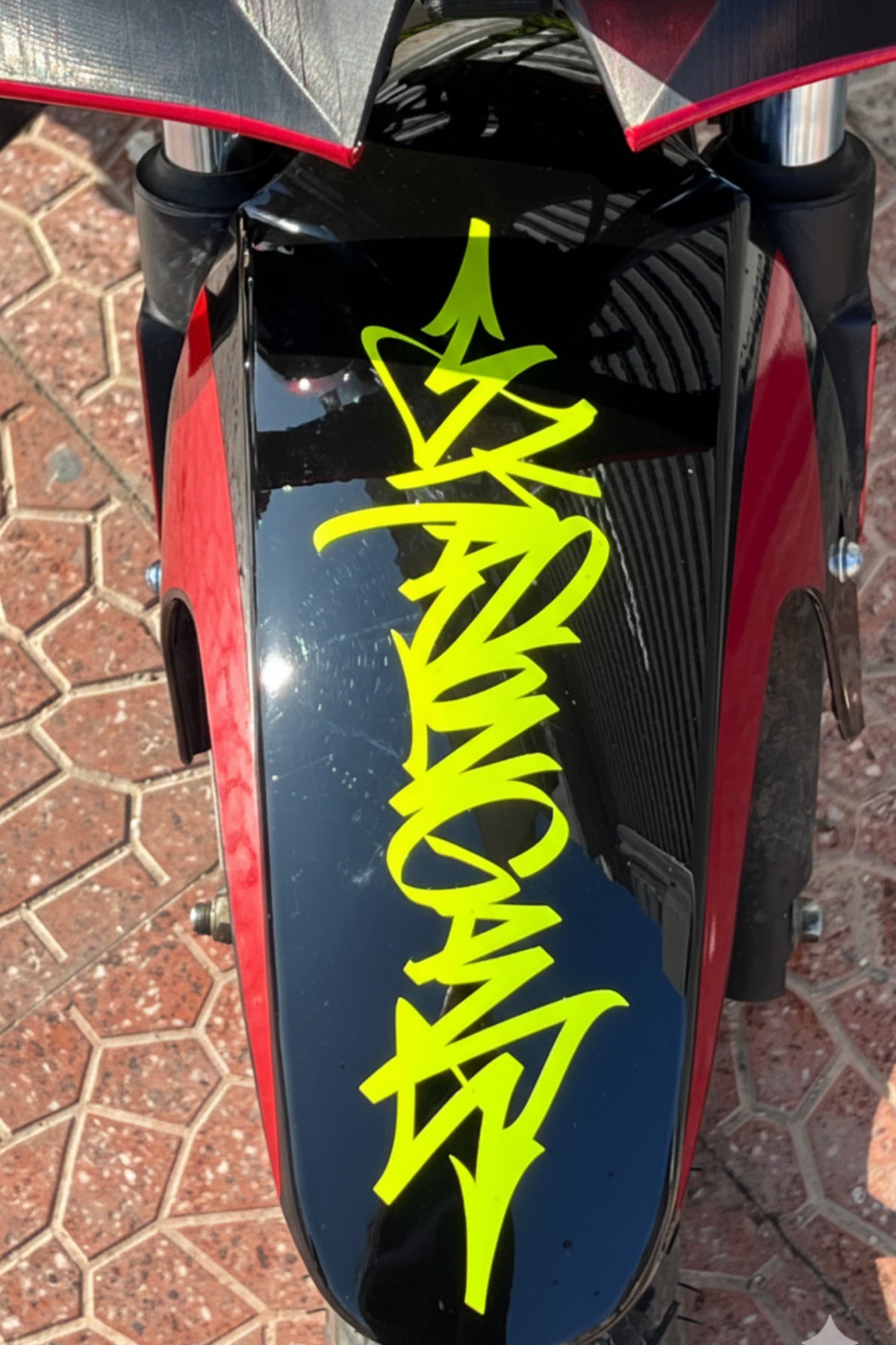 Motosiklet Çamurluk ve Grenajlara Uyumlu Grafiti Sticker Etiket (30CM)
