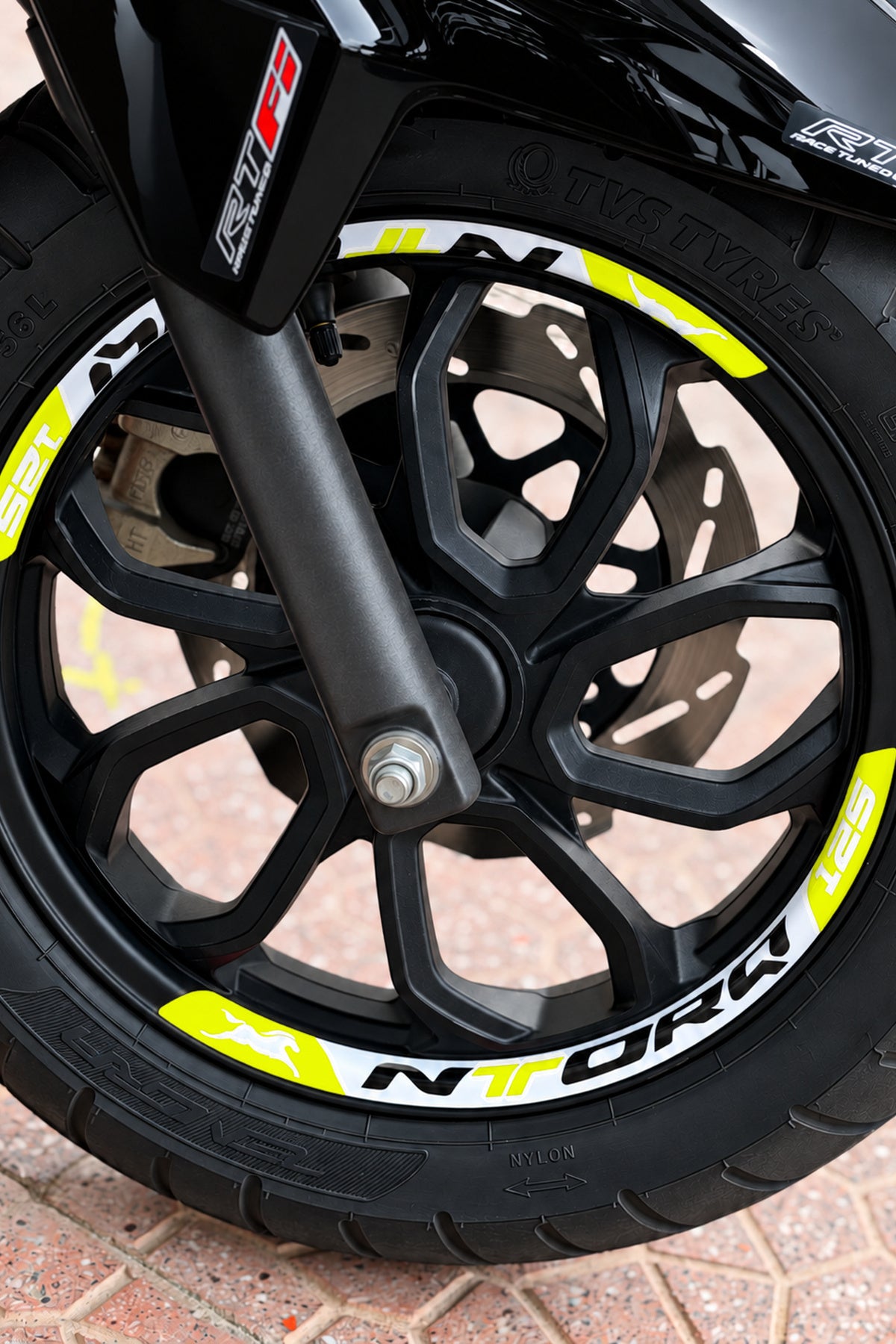 TVS Ntorq 125 için Baskılı Jant Şeridi Sticker Seti (Ön-Arka Tam Yeterli)