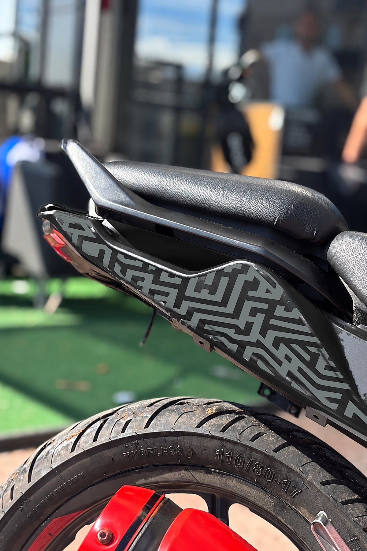 TVS Raider 125 için Labirent Desenli Sele Altı Kaplama Sticker Etiket (Sağ ve Sol )