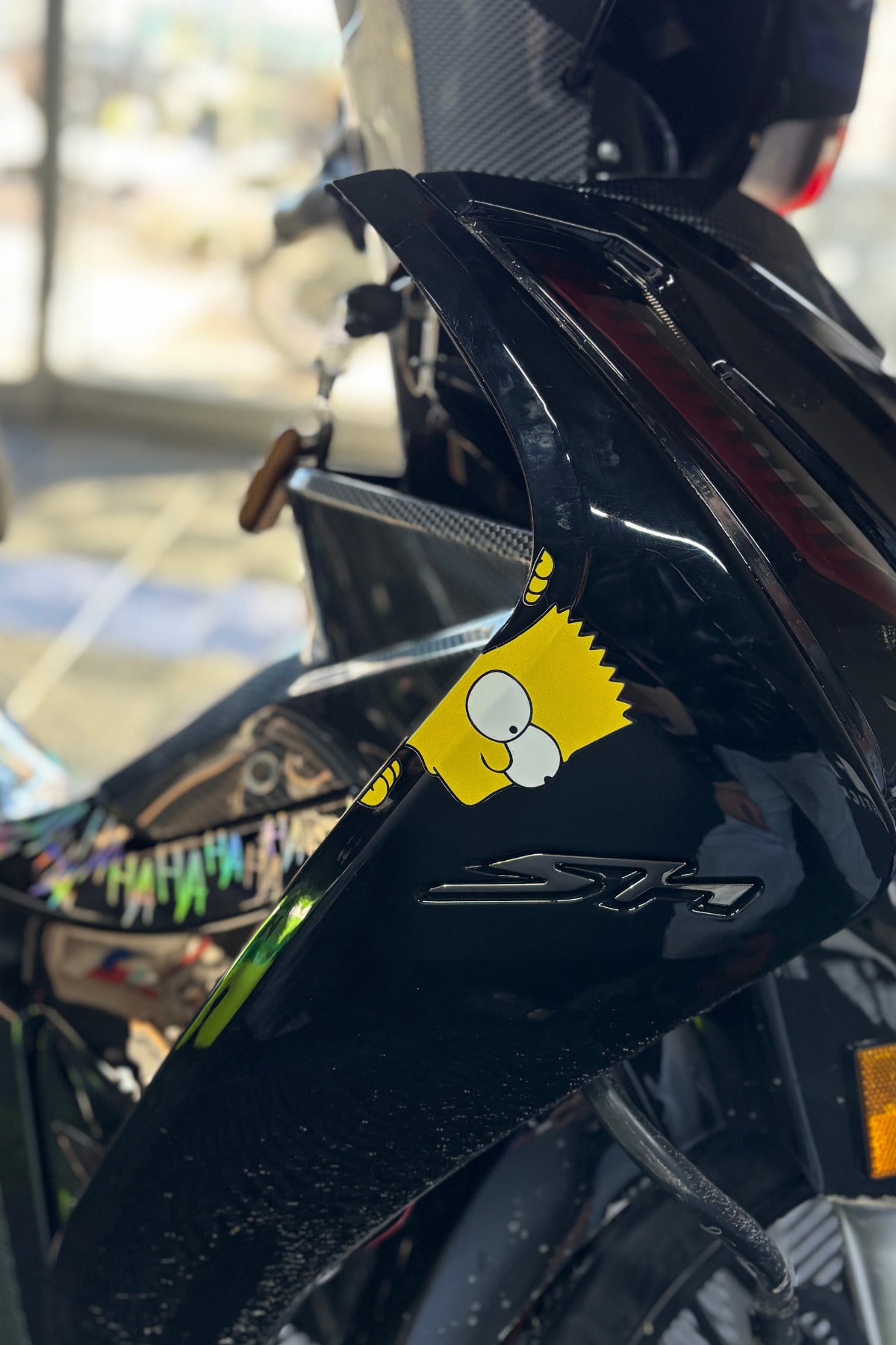 Motosiklet-Scooter ve Cup Motorlar için Kenardan Bakan Simpson Sticker (Sağ Taraf)(13cm)