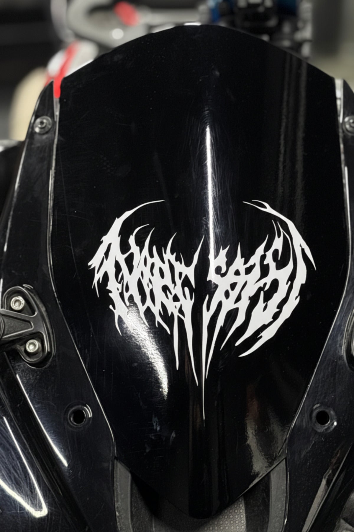Motosiklet Ön Cam ve Kaska Uyumlu Gotik Tribal Sticker