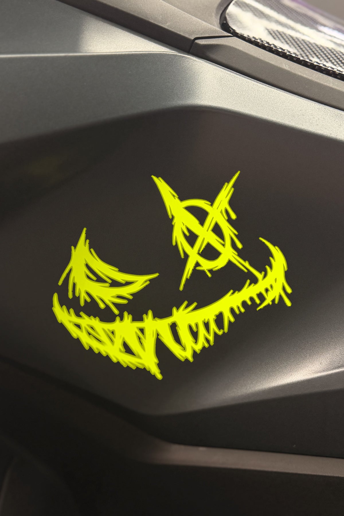 Motosiklet ve Kask için Gülen Yüz Canavar Sticker