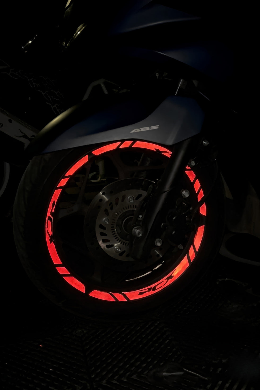 Honda PCX için Tüm Yıllara Uyumlu Ultra Reflektörlü Gece Işıkta Parlayan Jant Şeridi (12 parça)