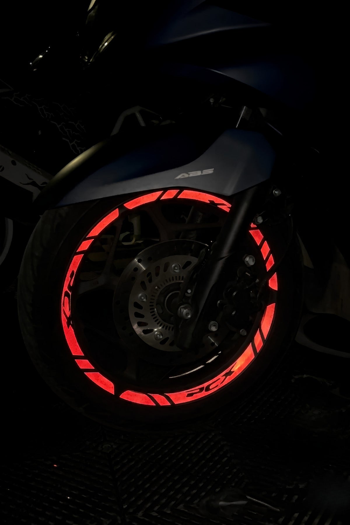 Honda PCX için Tüm Yıllara Uyumlu Ultra Reflektörlü Gece Işıkta Parlayan Jant Şeridi (12 parça)