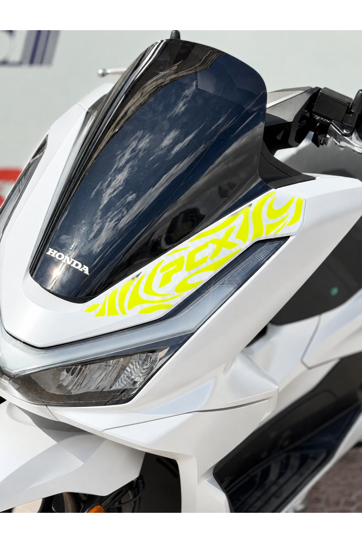 Honda PCX Deluxe için Ön Panel PCX Yazılı Tribal Yazı Dövme Sticker (2025-2026 Uyumlu)