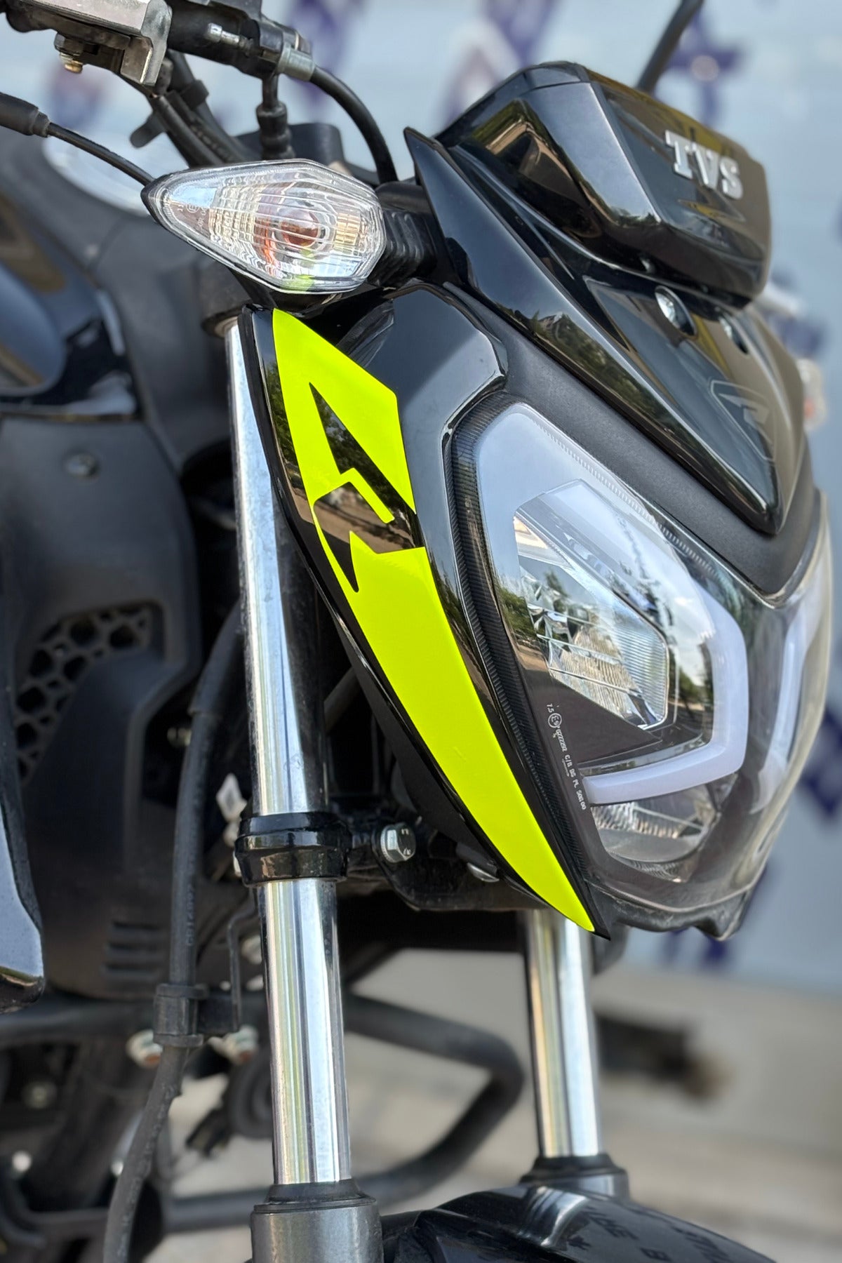 TVS Raider için R Logolu Far Kaşı Detay Sticker (2 Adet)