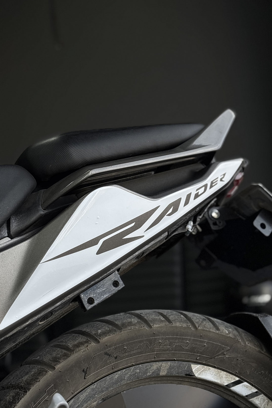 TVS Raider 125 için Arka Sele Altı Grenaj için Raider Yazılı Beyaz KAPLAMA Sticker (Sağ ve Sol)
