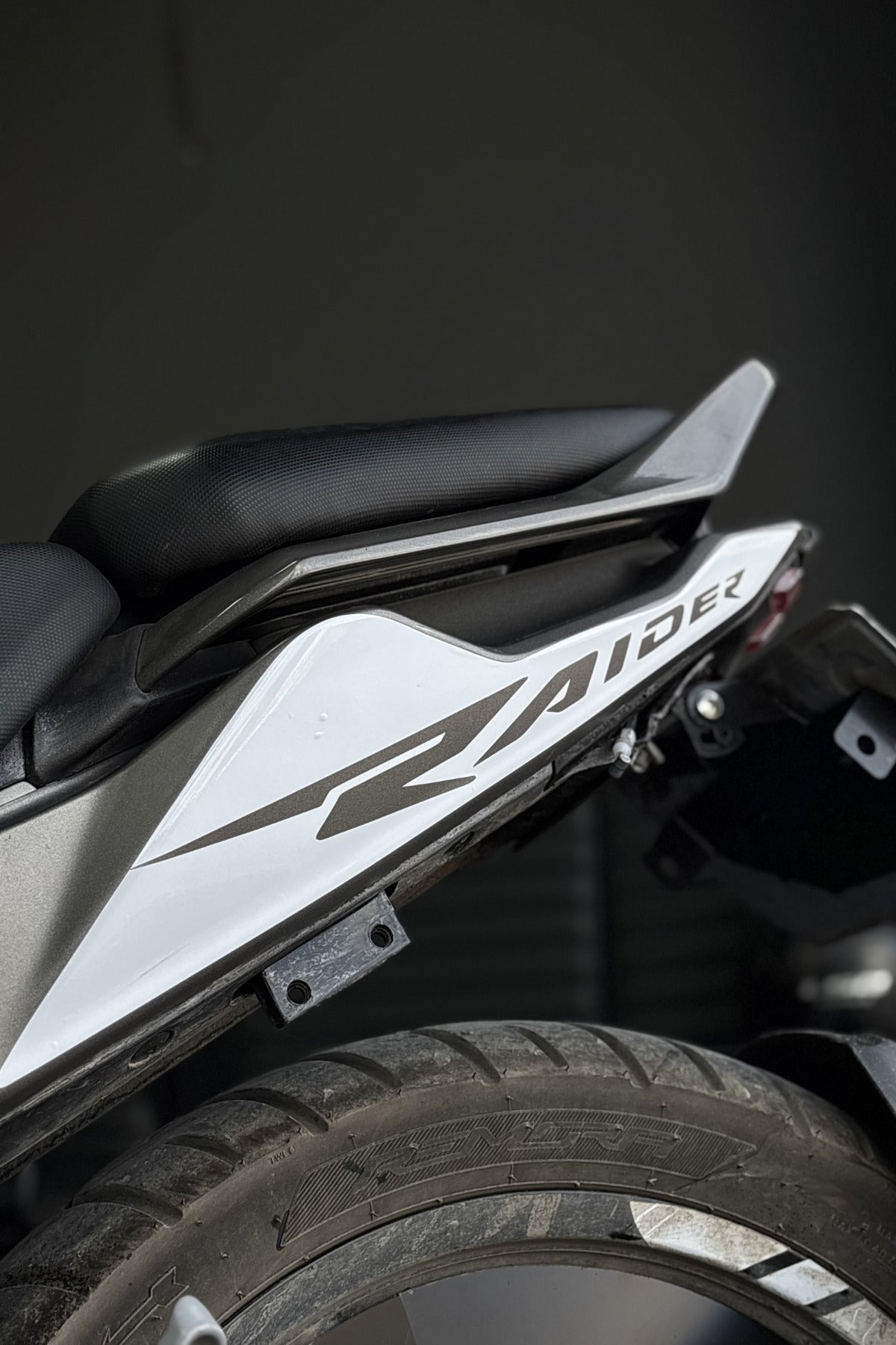 TVS Raider 125 için Arka Sele Altı Grenaj için Raider Yazılı Beyaz KAPLAMA Sticker (Sağ ve Sol)