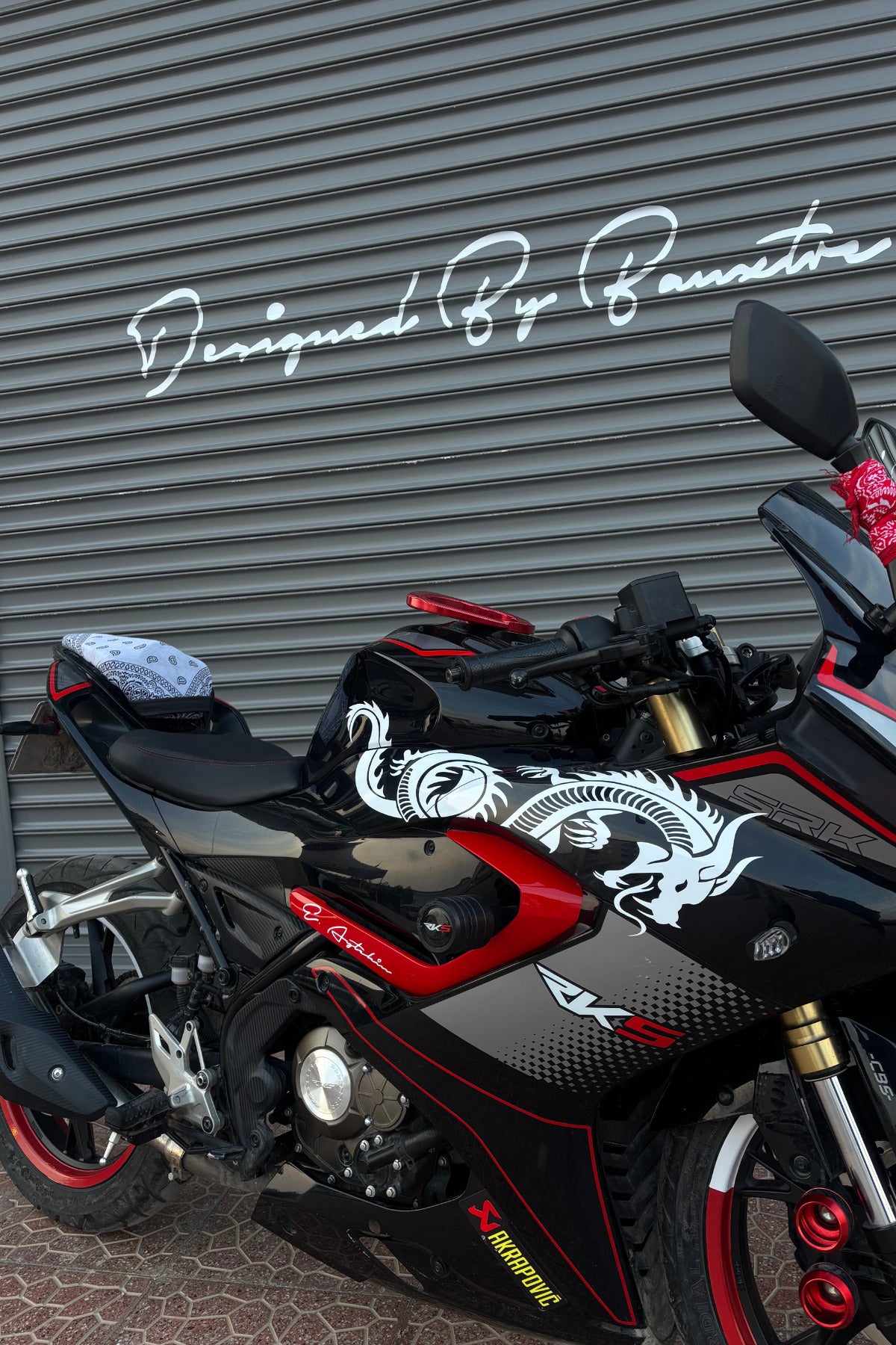 RKS SRK 125 için Beyaz Renk Tam Uyumlu Ejder Sticker (Sağ Taraf)