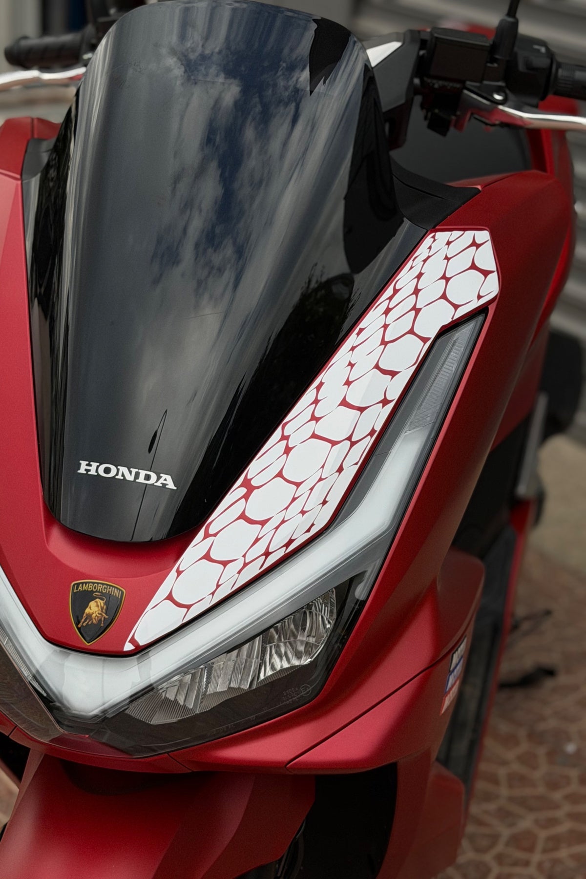 Honda PCX Deluxe için Yeni Kasa 2025-2026 Uyumlu Far Üstü Yılan Pulu Desen Sticker