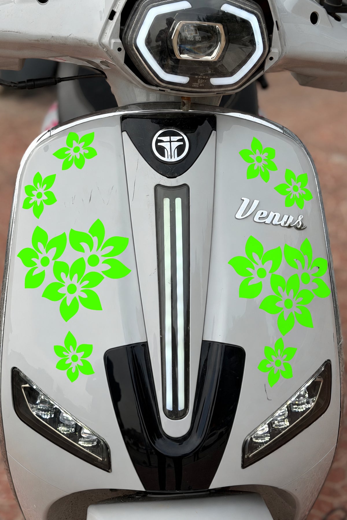Motosiklet ve Kask için Çiçek Desenleri Sticker Etiket (Fotoğraftaki Adet Kadar Gelmektedir)