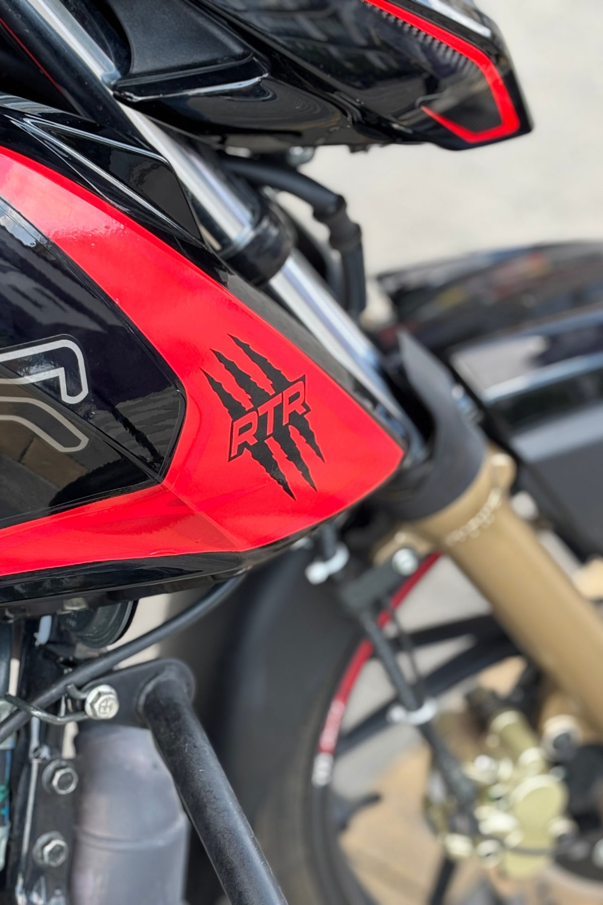 TVS Apache RTR için Siyah Renk Pençeli RTR Sticker Etiket (1 Adet)