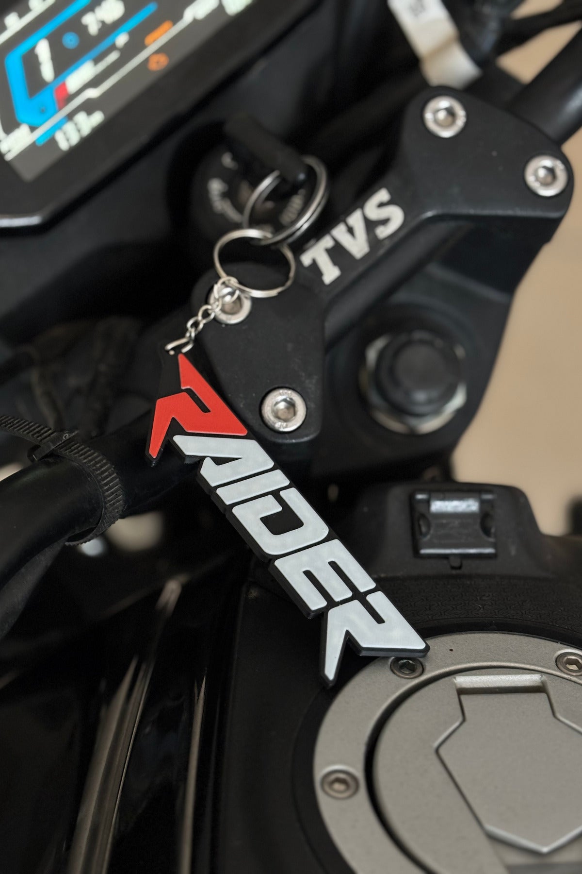 TVS Raider için Kırmızı R Logolu Anahtarlık (1 Adet) (12CM)
