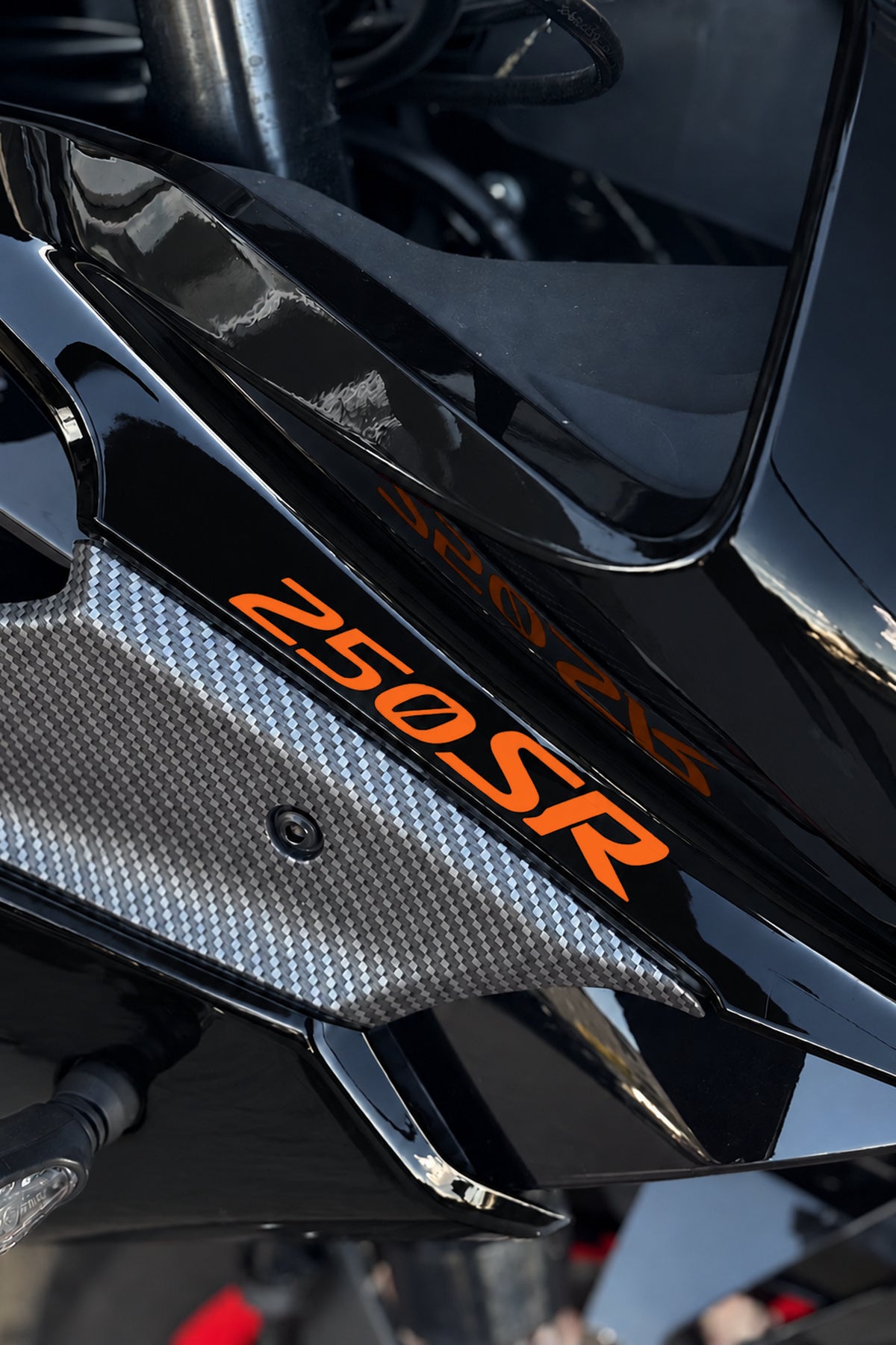 CFMOTO SR250 için Ön Grenajlar için Orijinal 250SR Yazı Sticker Etiket (12CMx2CM) (2 Adet)