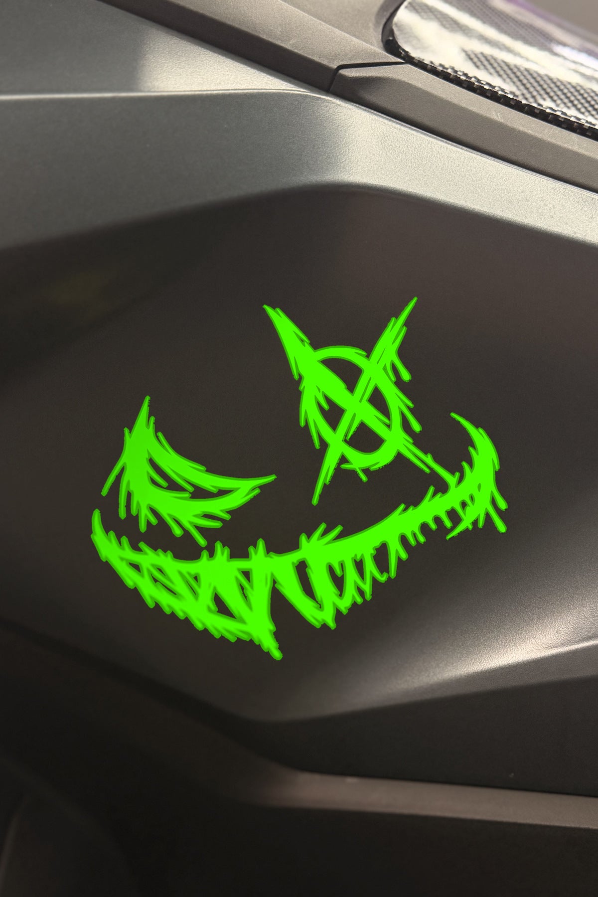 Motosiklet ve Kask için Gülen Yüz Canavar Sticker