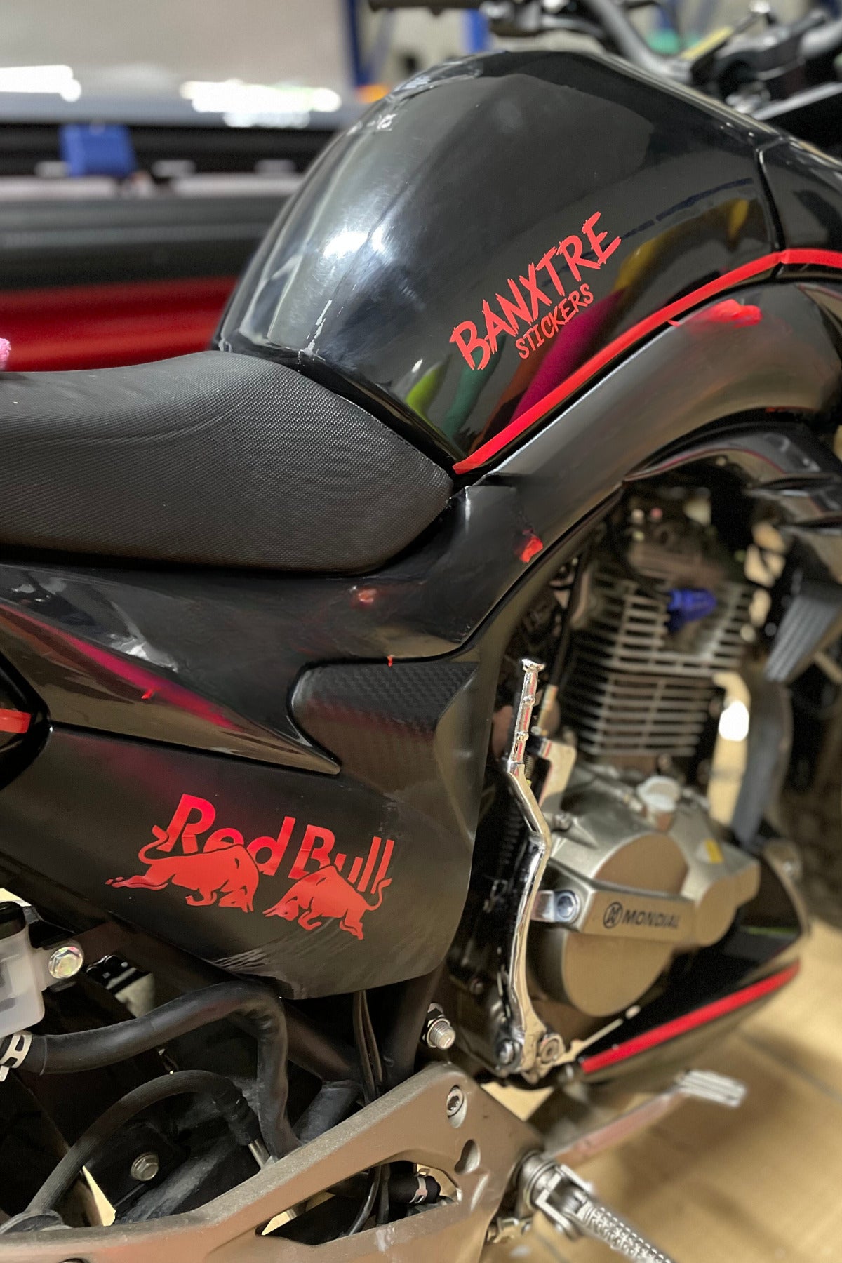 Motor ve Kask için Kırmızı Boğa Enerji Sticker Etiket 15CMx6CM (1 Adet)