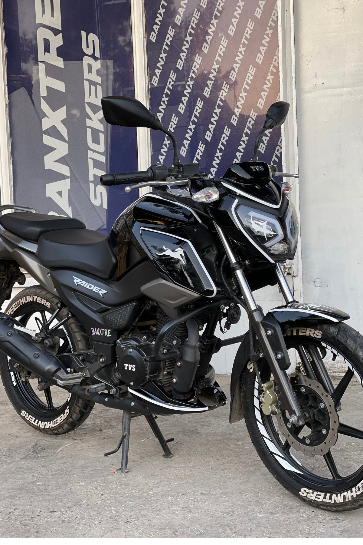 TVS Raider 125 için Parlak Beyaz 17 Parça Sticker Etiket Seti