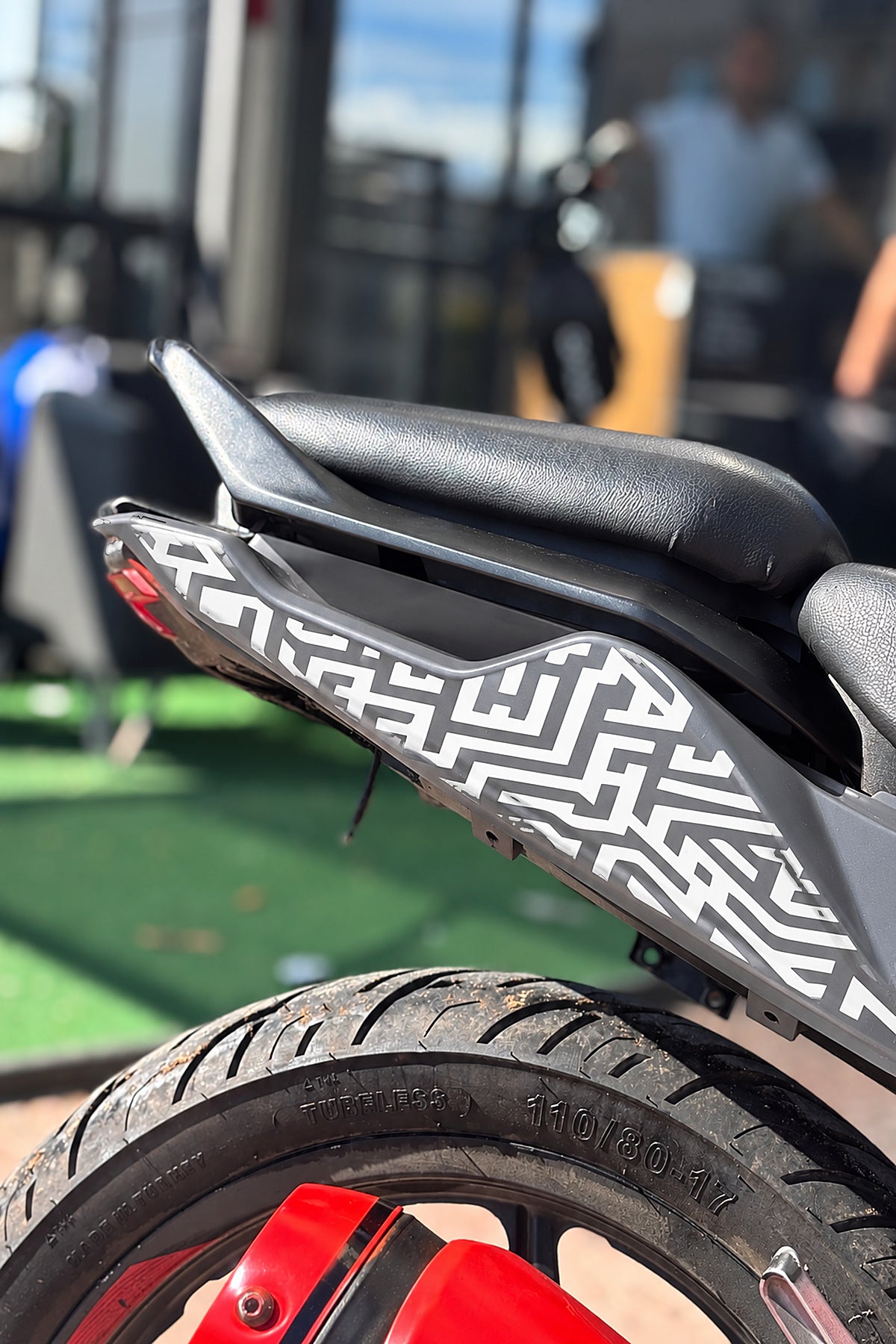 TVS Raider 125 için Labirent Desenli Sele Altı Kaplama Sticker Etiket (Sağ ve Sol )