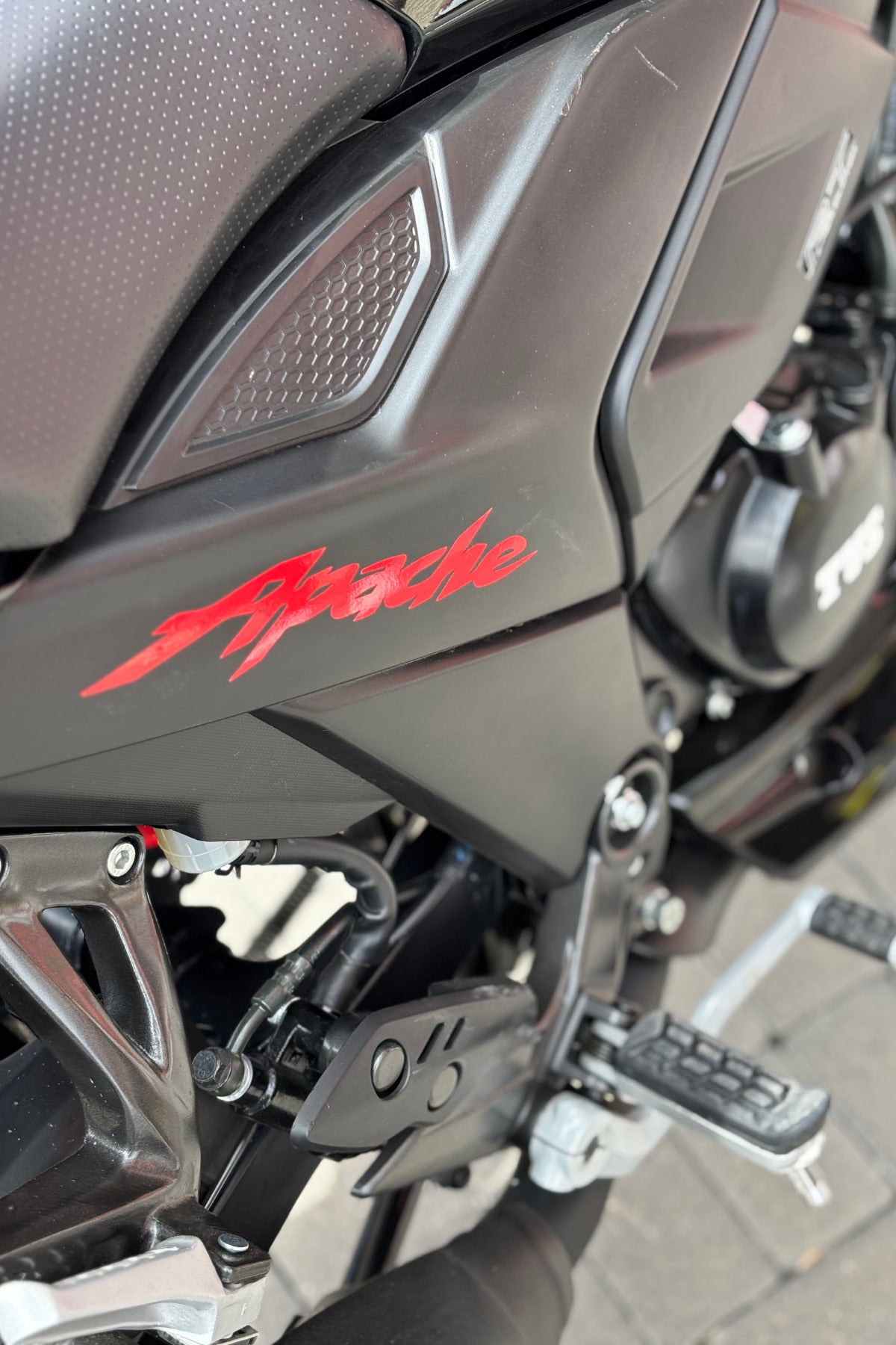 TVS Apache RTR için Kırmızı Renk Sağ ve Sol Apache Yazıları (2 Adet)