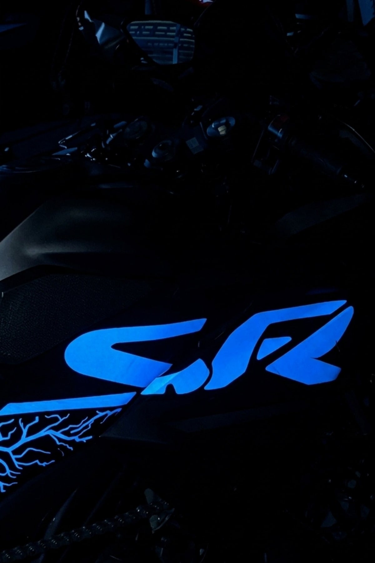 CFMOTO 250SR için Reflektik Renkli Orijinal Sticker (SR Yazıları Sağ ve Sol )(Orijinal Üzerine Tam Kapatır)